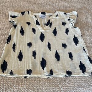 Evereve Flutter Cap Sleeved Top - Size S - Cream & Black Print - 100% Cotton